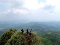 Gunung yang berundak seperti punuk membuat traveler bisa memilih ingin difoto dari angle berbeda. Hasilnya pun mantap! (Shafa/detikTravel)