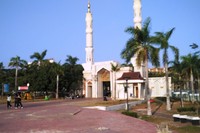 Astaka memadukan arsitektur bangunan bergaya campuran Melayu dan Timur Tengah, lengkap dengan gerbang di sekelilingnya yang mengadopsi bentuk gerbang Masjid Nabawi di Madinah (Wahyu/detikTravel)