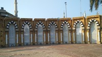 Sepintas memang mirip dengan gerbang di Masjid Nabawi, apalagi gerbang ini dilengkapi dengan dua buah menara tinggi menjulang di setiap sisinya. Benar-benar keren! (Wahyu/detikTravel)
