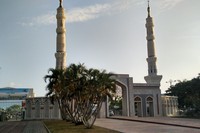 Traveler yang penasaran bisa langsung mampir untuk sekadar berfoto-foto serta berpose dengan latar belakang gedung Astaka. Warga lokal juga biasa memanfaatkan area di sekitar Astaka untuk berolahraga baik di pagi maupun sore hari (Wahyu/detikTravel)