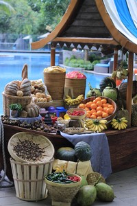 Akan ada 2-3 perahu yang memuat makanan bagi para tamu. Selain ragam buah tropis, takjil khas Indonesia juga tersedia di sini.