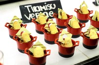 Tutup santap memuaskan dengan menikmati ragam dessert. Selain cheese cake yang jadi andalan, ada tiramisu verrine yang manis lembut.