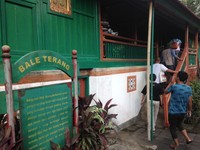 Taman Narmada memiliki luas 10 hektar dan fungisnya adalah rumah peristirahatan Raja Anak Agung. Ada Bale Terang, tempat raja beristirahat, pura sebagai tempat ibadah dan danau-danau buatan yang cantik di sana (Afif/detikTravel)