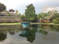 Kolam selir memiliki kedalaman 2 meter dengan bentuk persegi. Raja akan melihat selirnya mandi dari Bale Terang yang lokasinya ada di bagian atas dari kolam tersebut (Afif/detikTravel)
