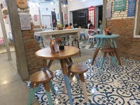 Tempatnya yang unik, membuat banyak orang datang ke restoran ini.