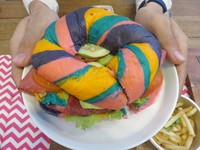 Rainbow burgernya berisi selada, irisan mentimun, potongan smoked beef dan juga irisan tomat segar. Semakin kenyang disantap dengan kentang goreng.