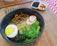 Ramen dengan topping telur dan potongan daging sapi bisa jadi pilihan untuk hangatkan tubuh malam ini.