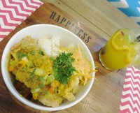 Rice bowl dengan topping udang telur asin jadi favorit. Nasi hangat dipadu dengan udang yang dibalut dengan telur asin dan juga potongan cabai serta irisan daun bawang yang enak.