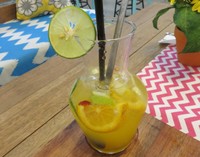 Sangria menjadi salah satu minuman yang menyegarkan. Dengan isian potongan buah apel, strawberry dan juga jeruk ditambah dengan air soda. Rasanya segar!