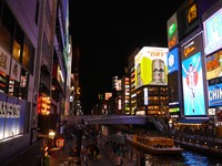 Setiap hari, Dotonbori hampir tak pernah sepi turis dan warga lokal yang mencari hiburan. Mau nongkrong, icip-icip jajanan seperti takoyaki, belanja, menyusuri kanal naik perahu, semua bisa dicoba (Kurnia/detikTravel)