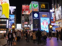 Salah satu papan reklame yang ikonik di Dotonbori ini adalah Glico Man. Banyak pengunjung yang datang dan berfoto dengan latar Glico Man ini dari berbagai sisi (Kurnia/detikTravel)