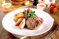 Pencinta daging juga bisa puaskan selera dengan German Plater berisi sosis, beef bacon, chicken schnitzel, dan beef patty yang disajikan bersama mashed potato, salad, dan saus gravy.