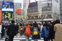 Turis dari berbagai negara juga tampak ikutan mencoba menyeberang di sini. Setelah menyeberang, wisatawan bisa melakukan aktivitas liburan lain di Shibuya, seperti belanja atau nongkrong di kafe (Kurnia/detikTravel)