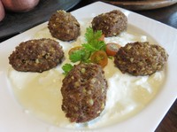 Untuk pecinta daging sapi, tentu jangan lewatkan Kofta Bil Laban. Adonan daging sapi yang dicampur dengan kacang dan dimakan dengan yoghurt. Enak!
