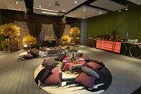 Pullman Jakarta Central Park akan menggelar Hilal di Grand Ballroom hotel selama bulan Ramadan. Pada program ini, ballroom disulap jadi gaya Timur Tengah. Tersedia juga area untuk shisha.