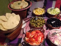 Hummus dari lumatan chickpea juga dapat dicicipi di sini. Tersedia roti pita dan aneka sayuran pelengkap.