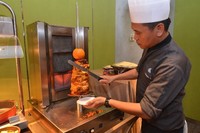Tak ketinggalan sawarma yang diisi irisan daging panggang lezat.