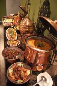 Coba juga nikmati makanan utama andalan seperti Lamb kafsa, Shish taouk, Al-Mandi, Dajaj shawarma, sate dan seafood.