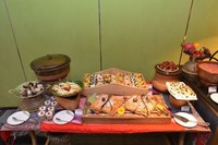 Bagi penyuka manis, coba nikmati Baklava, Umali, buah segar dan pencuci mulut Indonesia. Tajil seperti Kolak dan kurma juga tersedia.
