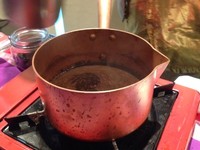 Untuk minuman, tamu bisa mencoba teh mint Maroko dan kopi Turki yang tersedia tiap hari.