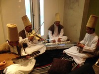 Sambil menikmati makanan, tamu dihibur dengan beragam hiburan. Mulai dari musik hingga tarian tradisional seperti Sufi dan Tanura.