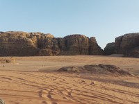 Gurun Wadi Rum adalah satu-satunya tempat di bumi yang memiliki gurun dan bukit-bukit berbatu merah. Suasananya seperti berada di luar angkasa (Rachmadin Ismail/detikTravel)