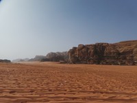 Wadi Rum terletak di selatan Yordania, tepatnya di dekat kota Aqaba dan masih berada di kawasan yang dekat dengan Petra. Untuk menjangkaunya, Anda bisa berkendara dari ibu kota Amman selama hampir 4 jam (Rachmadin Ismail/detikTravel)