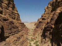 Wadi Rum memiliki banyak bukit. Titik tertingginya berada di Jabal Umm sekitar 1.840 meter di atas permukaan laut. Letaknya sekitar 30 km dari desa di Wadi Rum. Dari sini, bisa terlihat Laut Merah dan perbatasan Saudi (Rachmadin Ismail/detikTravel)