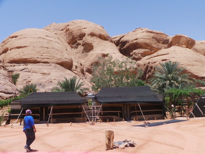 Tidur di Tenda dari Kulit Domba di Tengah Gurun Pasir