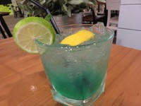 Segarkan tenggorokan dengan walkin on sunshine. Minuman segar dengan campuran rasa leci dan juga apel hijau dengan sensasi soda yang segar.