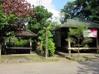 RM Suranadi berlokasi cukup jauh dari pusat kota Mataram. Banngunannya berupa paviliun besar sebagai tempat bersantap utama dan balai-balai kecil khas Lombok bernama berugak.
