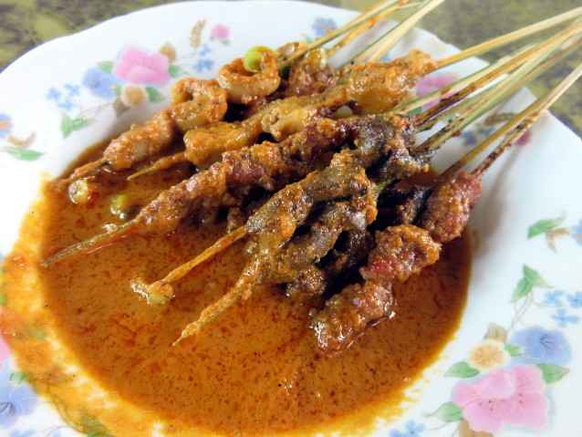 Mencicip Sate Bulayak dan Ayam Pelalah Berbumbu Sedap Khas 