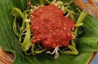 Bagi pencinta pedas, jangan lewatkan plecing kangkung di sini. Rasa sambalnya begitu pedas menyengat. Terasa paduan cabai dan terasi.
