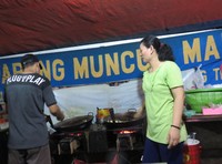 Ada 10 rasa nasi goreng yang dimasak dengan arang api di warung Nasi Goreng Muncul Malam yang bisa Anda coba. Mulai dari nasi goreng kambing, udang hingga teri medan. Berada di jalan RC Veteran, warung nasi goreng ini selalu ramai didatangi pengunjung.