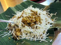 Nasi goreng dengan potongan ayam dilengkapi dengan topping keju yang gurih enak.