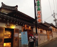 Berlokasi tak jauh dari Istana Gyeongbukgung, Tosokchon Samgyetang sangat populer di Seoul untuk mencicipi samgyetang. Restoran memiliki tampilan tradisional mirip hanok (rumah tradisional Korea).
