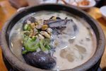 Menikmati Sup Ayam Hitam dari Restoran Samgyetang Populer