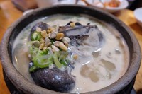 Tosokchon Ogolgye Samgyetang (Ginseng Korean Black Chicken Soup) terbuat dari Silky Fowl (Ogolgae). Jenis ayam langka ini memiliki kulit, daging dan tulang berwarna hitam. Teksturnya empuk.Rasa kuahnya seperti sup ayam tapi tidak terlalu pekat citarasa gurihnya. Jejak herbal seperti ginseng terasa dalam kuah.