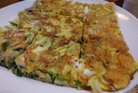 Haemul Pajeon (Korean Seafood Pancake) berisi daun bawang, udang, dan kerang. Isian seafood cukup royal. Tekstur adonannya renyah dan empuk di bagian tengah.