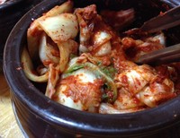 Di tiap meja ada dua wadah cukup besar berisi kimchi sawi putih (baechu-kimchi) dan lobak (kkadugi). Konsumen pun bebas mengambilnya. Tekstur sawi putih sangat renyah, segar dan juicy. Rasanya asam pedas.