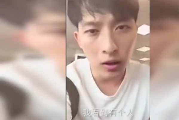 Kesal, Pria ini Buang Sepatu Traveler yang Tidur di Bandara China