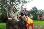 Ketika Bule Asyik Naik Gajah Keliling Bali Safari