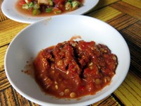 Sambal terasi ini jadi favorit detikFood. Terasi udang khas Lombok dengan aroma khas dipadu dengan sambal rawit semakin enak disantap sebagai teman makan ayam bakar atau taliwang yang kaya rempah.
