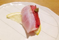 Sushi Masa punya varian sushi dan sashimi yang jarang ditemui di restoran Jepang di Jakarta. Kinmedai Sashimi terbuat dari ikan yang mirip kakap merah. Sajian yang dibakar sebentar dengan blow torch ini terasa lembut, creamy dan segar. Makin enak disantap bersama yuzukosho yang terasa pedas segar.