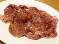 Kabuto Beef berupa kepalan nasi sushi yang ditutupi selembar daging prime rib eye. Daging juicy tersebut dibakar dengan blow torch sampai mencapai tingkat medium rare. Rasa manis sedikit gurih mirip saus teriyaki terasa membaluri daging.