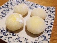 Petit Daifuku Mochi Custard terasa kenyal dengan isian custard creamy yang manis. Satu porsi berisi 4 mochi.