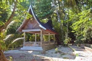 Pantai Pasir Putih & Makam Keramat di Pulau Angso Duo