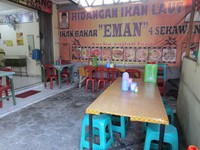 Berlokasi di Jalan M. Yusuf, Ikan Bakar Eman 4 Sekawan jadi salah satu tujuan pencinta seafood untuk puaskan selera. Rumah makan milik komedian Eman ini menawarkan ragam olahan hidangan laut.