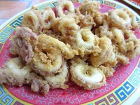 Potongan cumi goreng tepung di sini tebal dengan tepung yang renyah. Pendampingnya berupa saus asam manis yang disajikan terpisah.