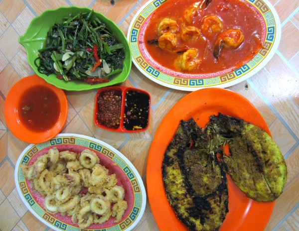 Nikmatnya Menyantap Ikan Baronang Bakar Bumbu Kuning yang Gurih